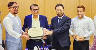 দেশসেরা সিটি করপোরেশনের স্বীকৃতি গ্রহণ করলেন চসিক মেয়র